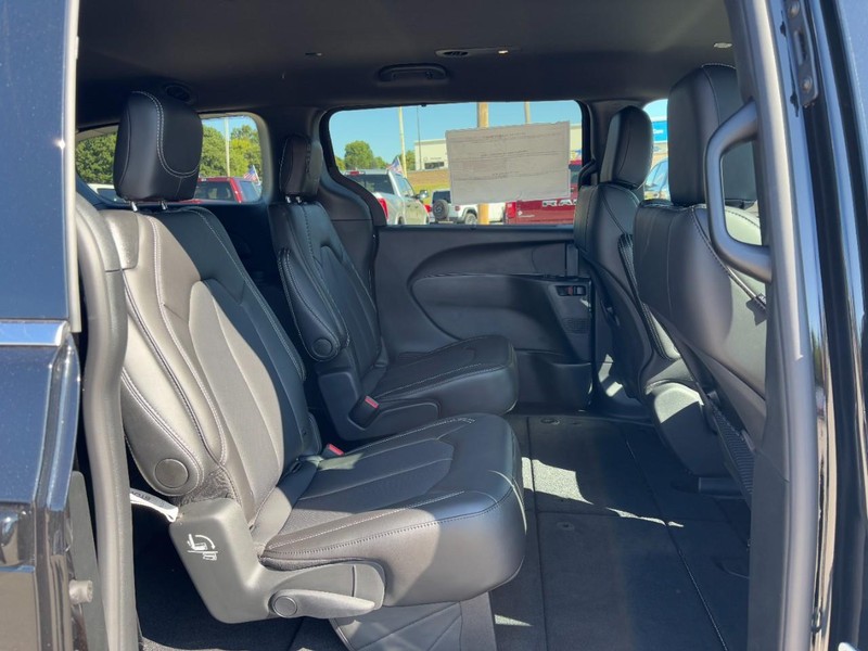 Chrysler Voyager Vehicle Full-screen Gallery Image 05