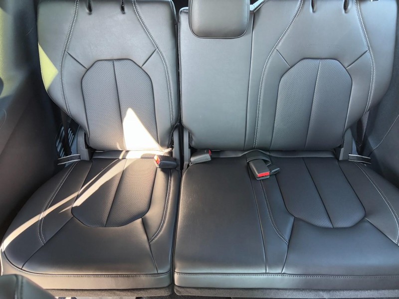 Chrysler Voyager Vehicle Full-screen Gallery Image 06