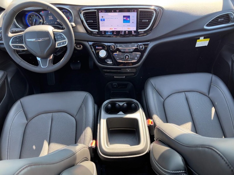 Chrysler Voyager Vehicle Full-screen Gallery Image 07