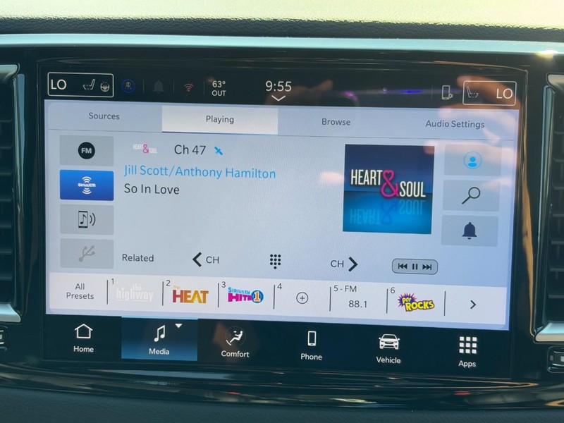 Chrysler Voyager Vehicle Full-screen Gallery Image 09