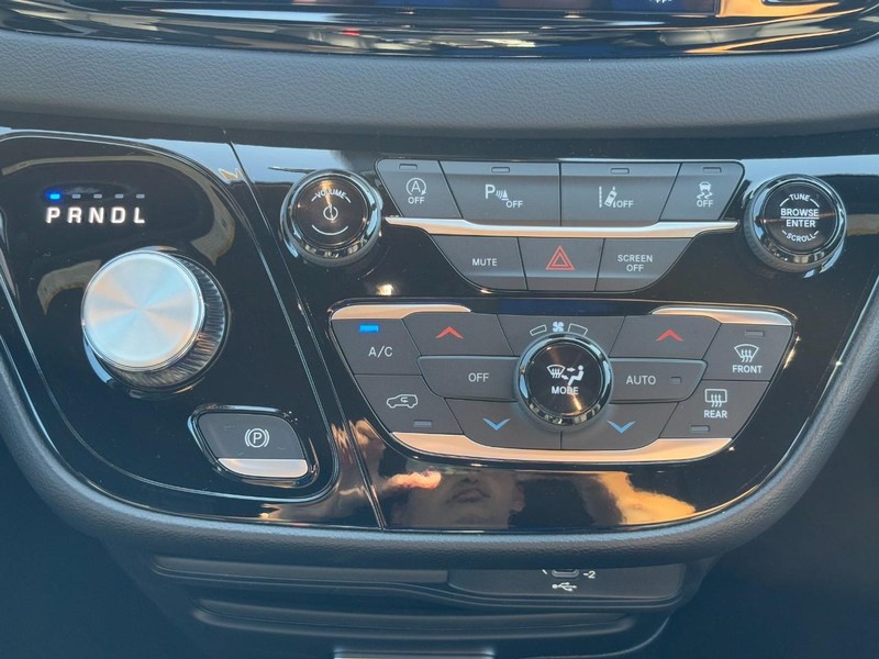 Chrysler Voyager Vehicle Full-screen Gallery Image 10