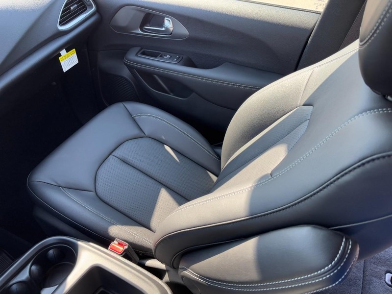 Chrysler Voyager Vehicle Full-screen Gallery Image 11