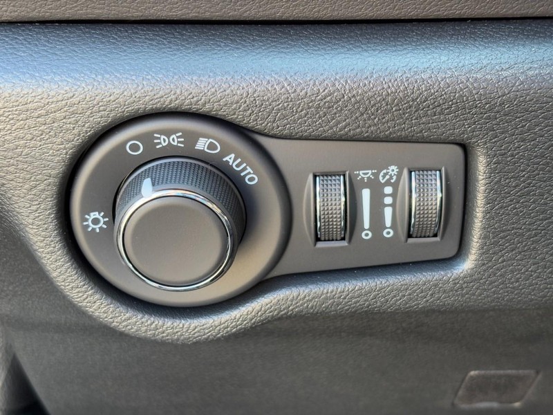 Chrysler Voyager Vehicle Full-screen Gallery Image 12