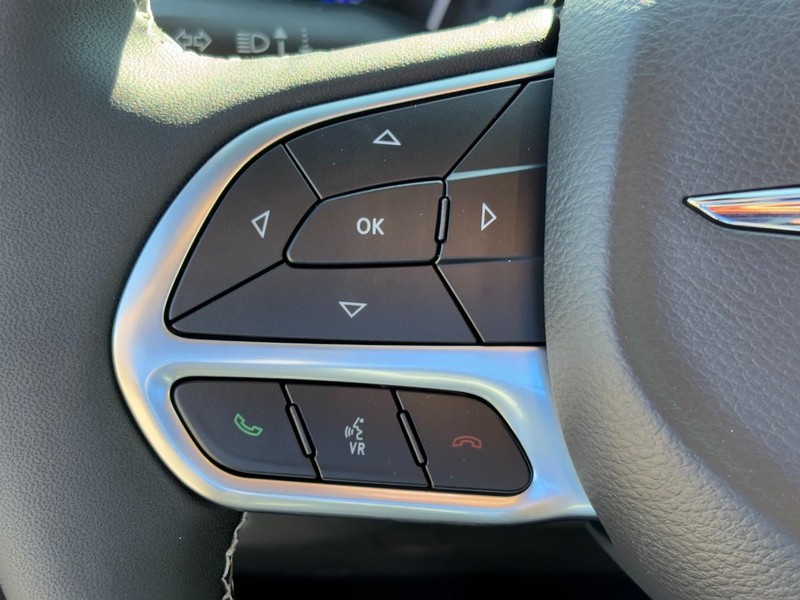 Chrysler Voyager Vehicle Full-screen Gallery Image 13