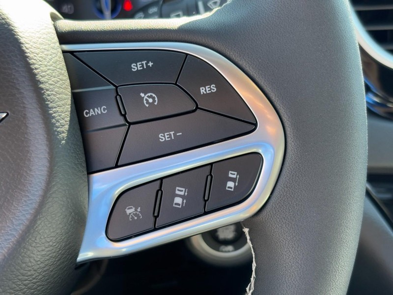 Chrysler Voyager Vehicle Full-screen Gallery Image 14