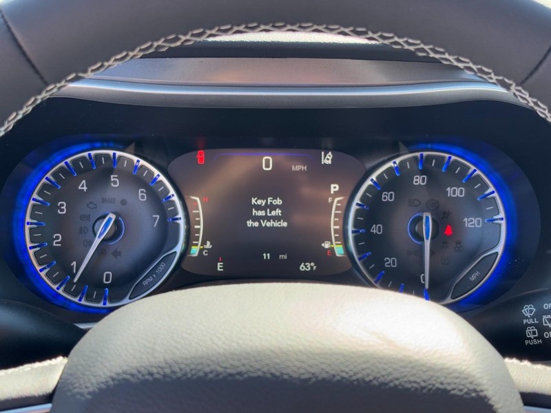 Chrysler Voyager Vehicle Full-screen Gallery Image 15