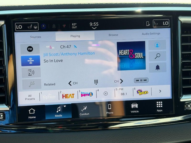 Chrysler Voyager Vehicle Full-screen Gallery Image 16