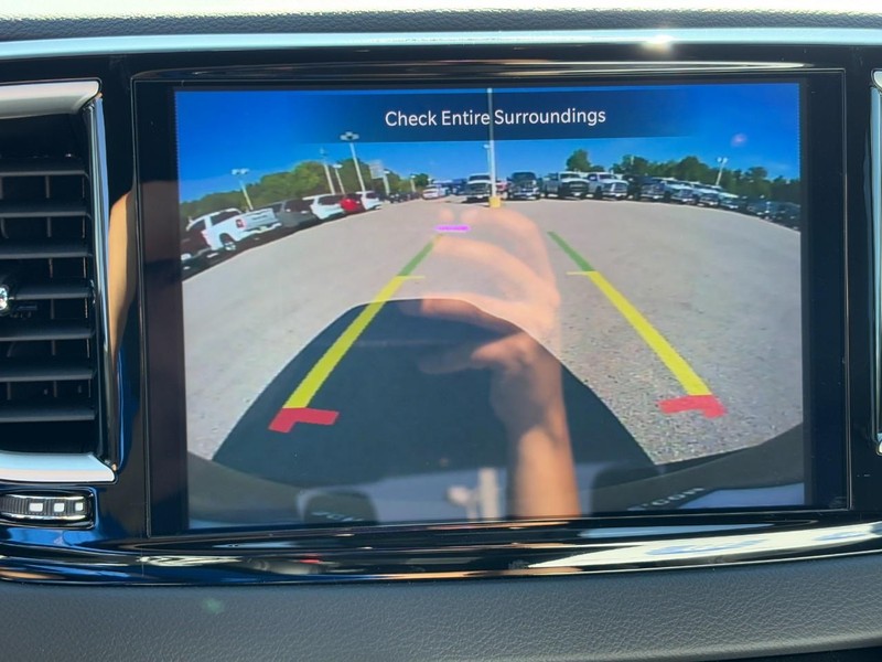 Chrysler Voyager Vehicle Full-screen Gallery Image 17