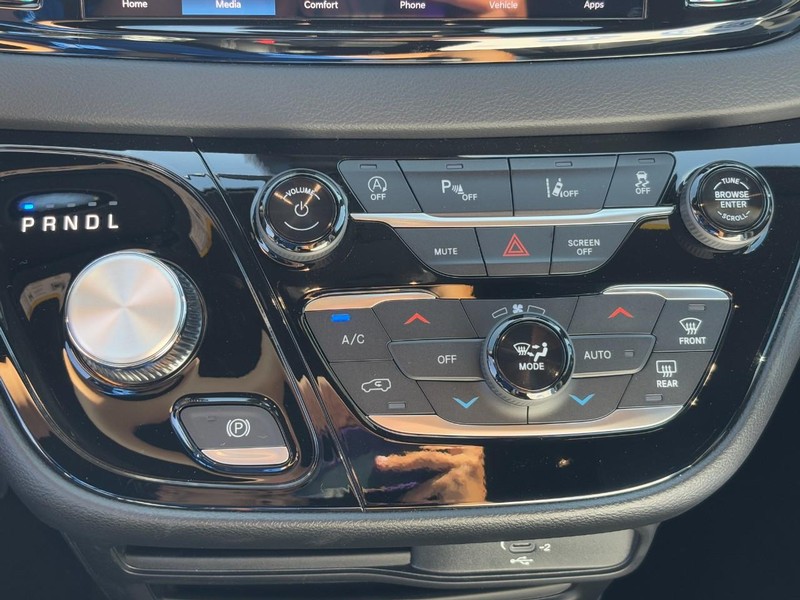 Chrysler Voyager Vehicle Full-screen Gallery Image 18