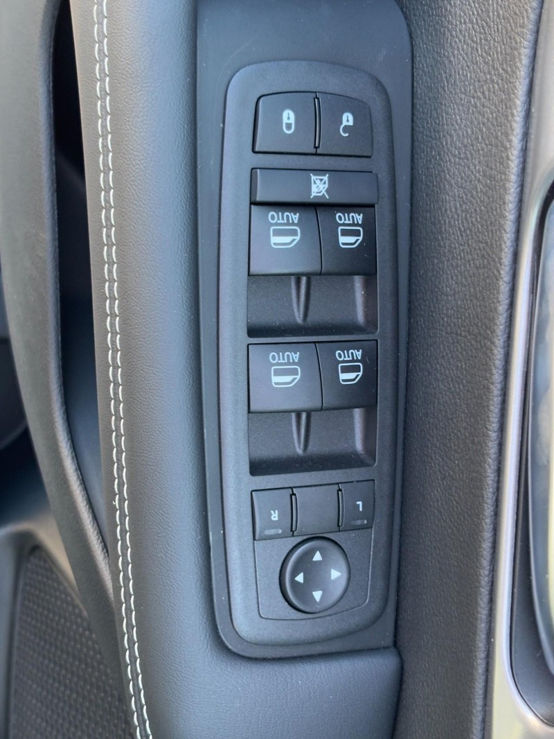 Chrysler Voyager Vehicle Full-screen Gallery Image 19