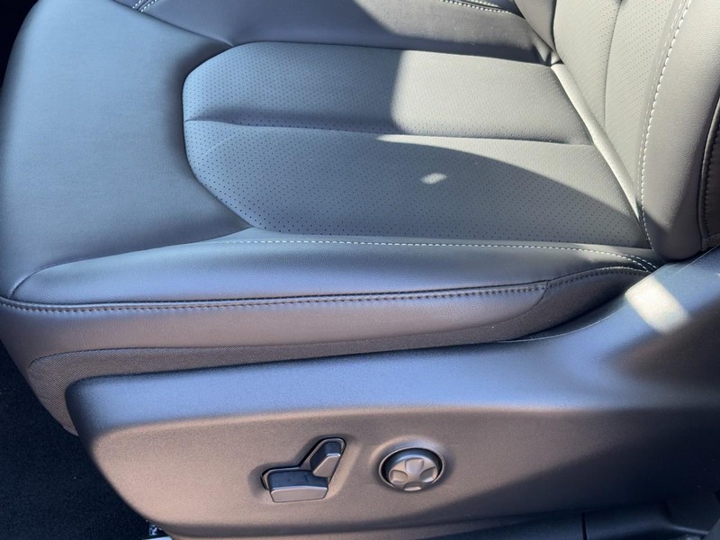 Chrysler Voyager Vehicle Full-screen Gallery Image 20