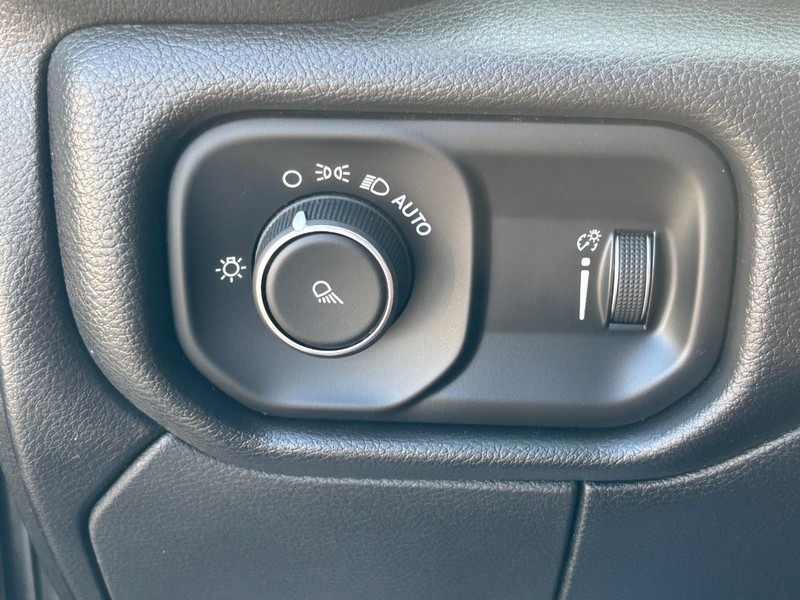 Ram 2500 Vehicle Full-screen Gallery Image 11