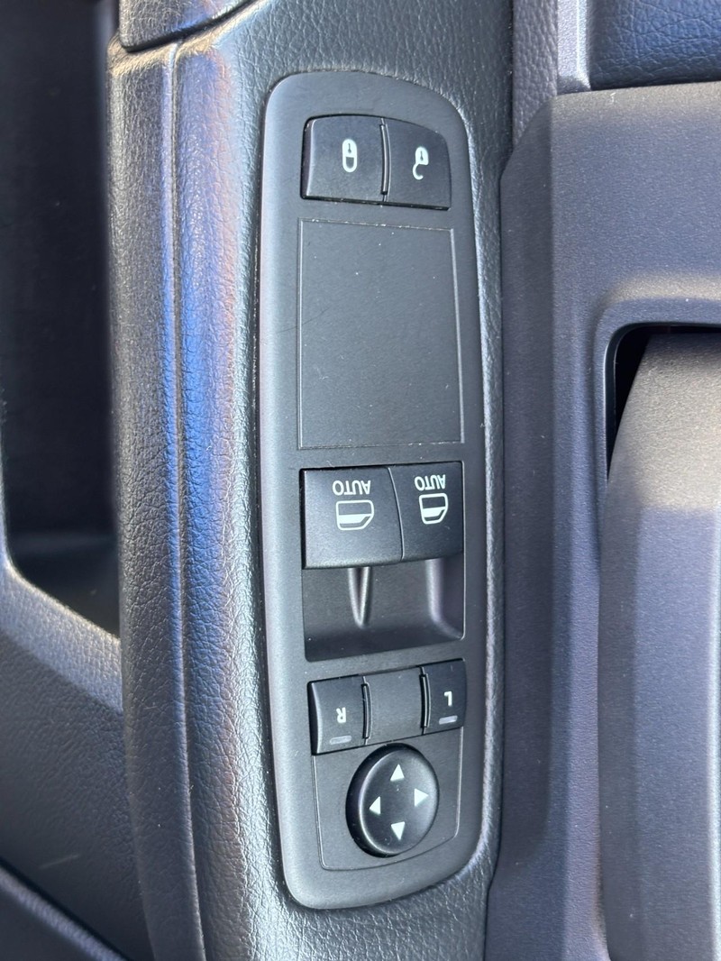 Ram 2500 Vehicle Full-screen Gallery Image 21