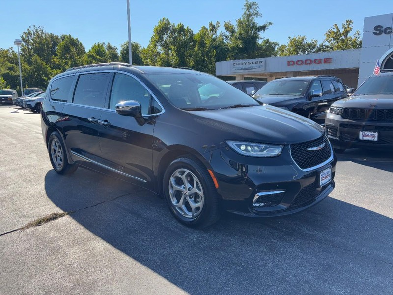 Chrysler Pacifica Vehicle Full-screen Gallery Image 02