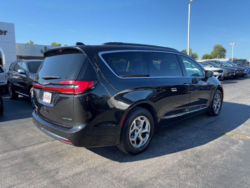 Chrysler Pacifica Vehicle Full-screen Gallery Image 03