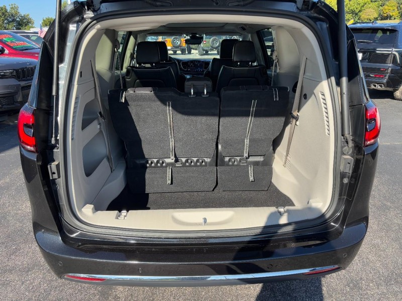 Chrysler Pacifica Vehicle Full-screen Gallery Image 04