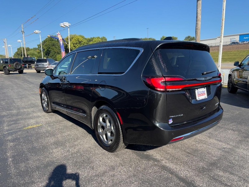 Chrysler Pacifica Vehicle Full-screen Gallery Image 06