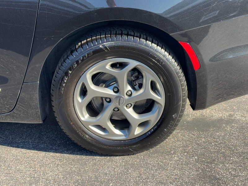 Chrysler Pacifica Vehicle Full-screen Gallery Image 07