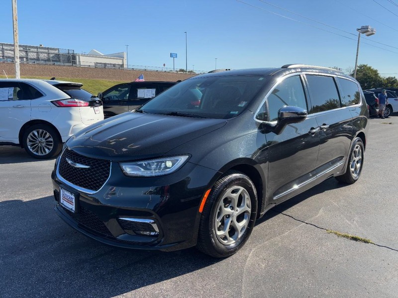 Chrysler Pacifica Vehicle Full-screen Gallery Image 08