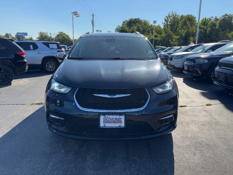 Chrysler Pacifica Vehicle Full-screen Gallery Image 09