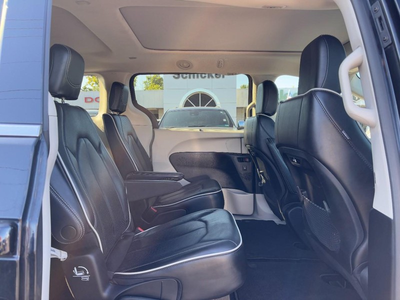 Chrysler Pacifica Vehicle Full-screen Gallery Image 10