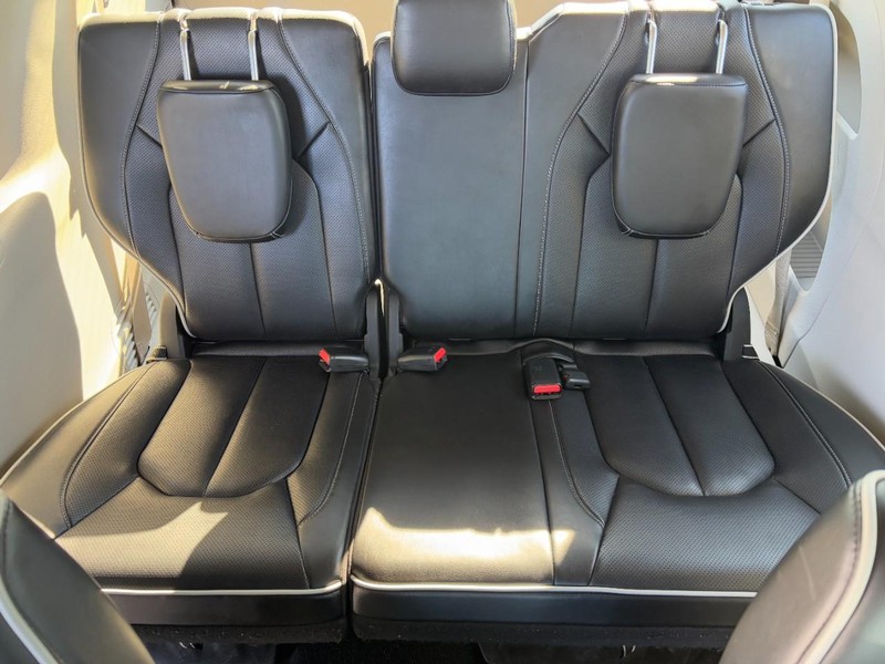 Chrysler Pacifica Vehicle Full-screen Gallery Image 11