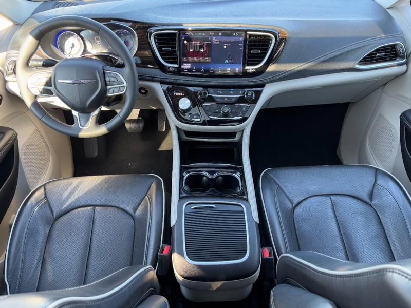 Chrysler Pacifica Vehicle Full-screen Gallery Image 12