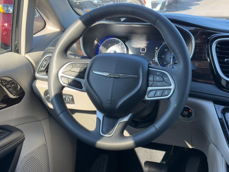 Chrysler Pacifica Vehicle Full-screen Gallery Image 13