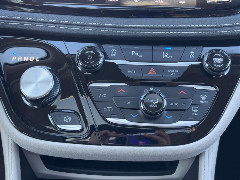 Chrysler Pacifica Vehicle Full-screen Gallery Image 15