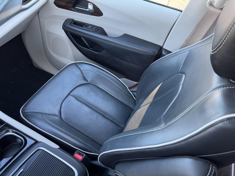 Chrysler Pacifica Vehicle Full-screen Gallery Image 16