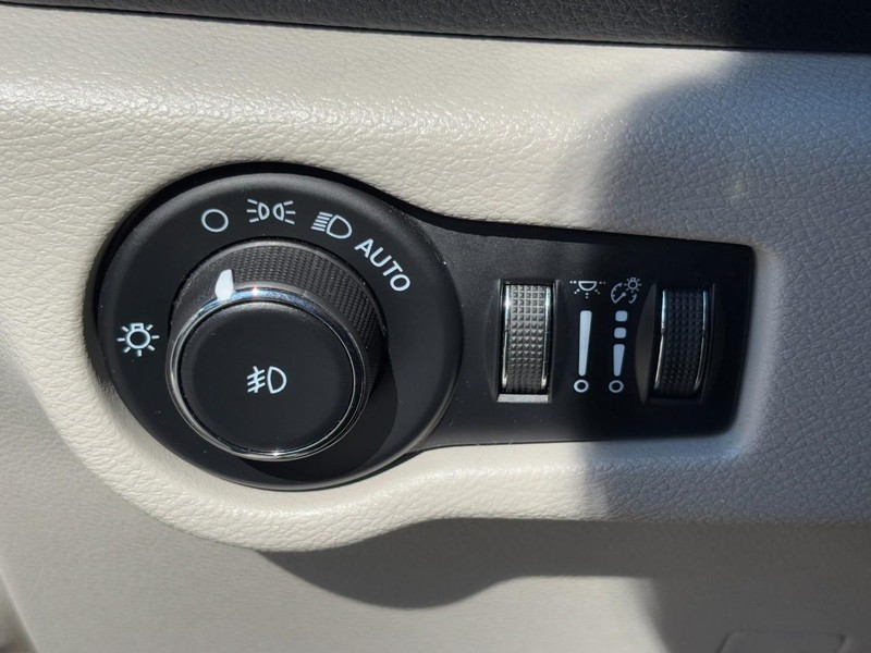 Chrysler Pacifica Vehicle Full-screen Gallery Image 17