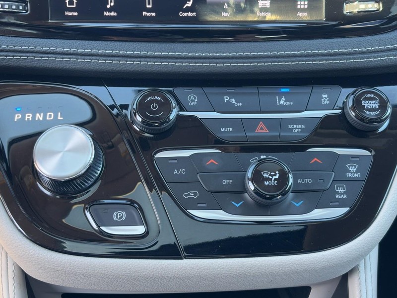 Chrysler Pacifica Vehicle Full-screen Gallery Image 24