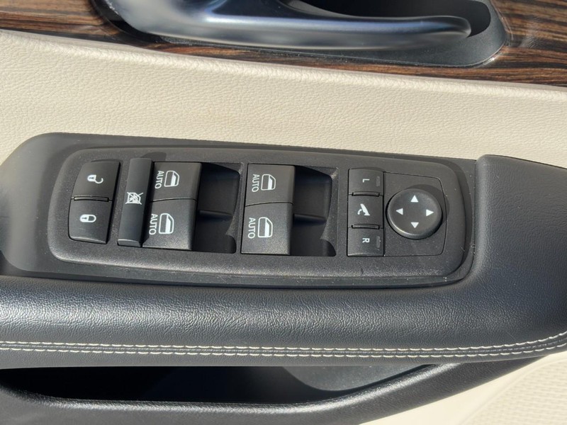 Chrysler Pacifica Vehicle Full-screen Gallery Image 25