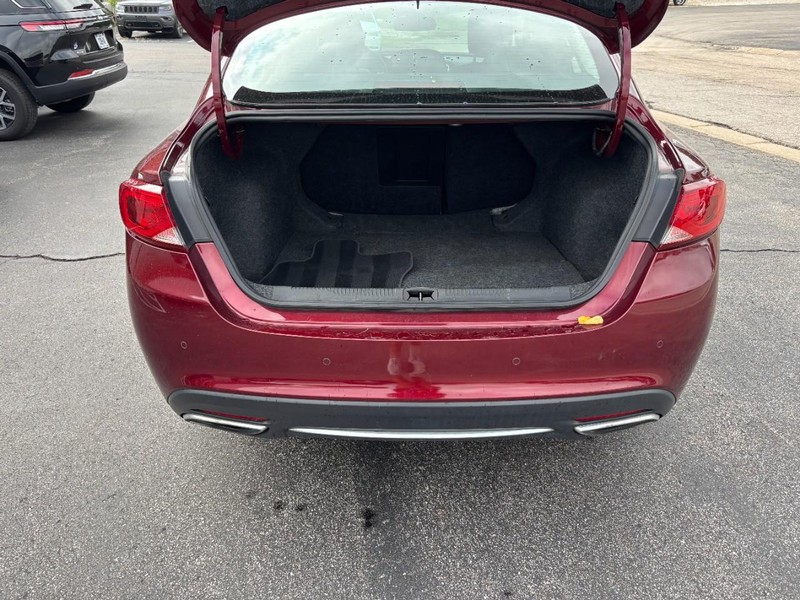 Chrysler 200 Vehicle Full-screen Gallery Image 04