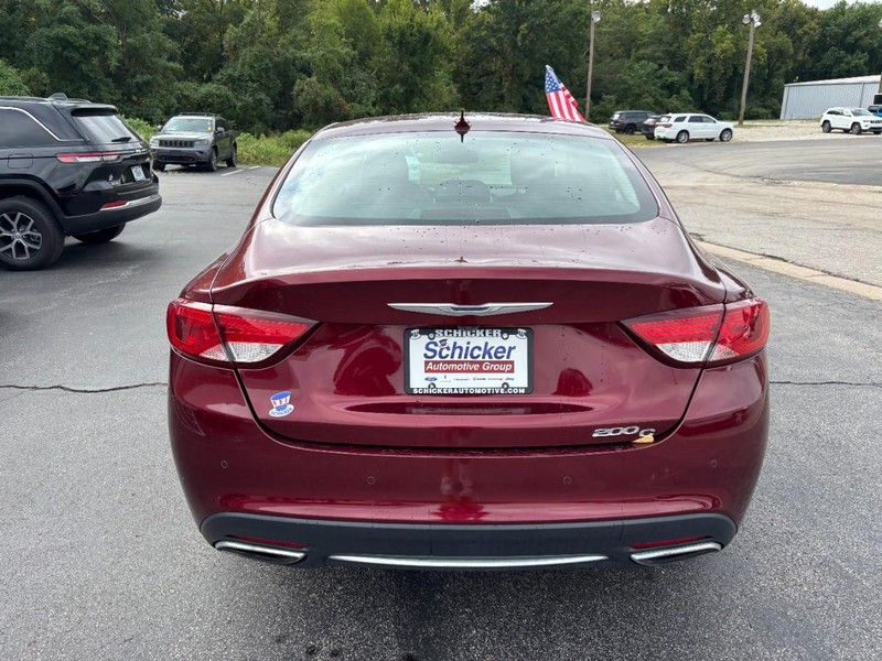 Chrysler 200 Vehicle Full-screen Gallery Image 05
