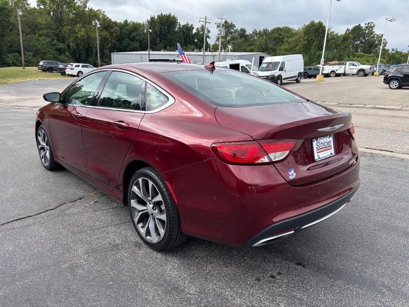 Chrysler 200 Vehicle Full-screen Gallery Image 06