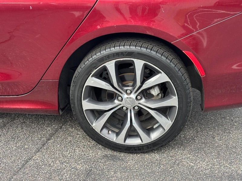 Chrysler 200 Vehicle Full-screen Gallery Image 07