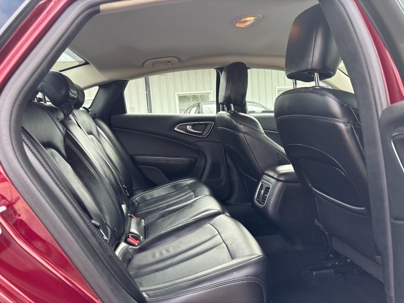 Chrysler 200 Vehicle Full-screen Gallery Image 10