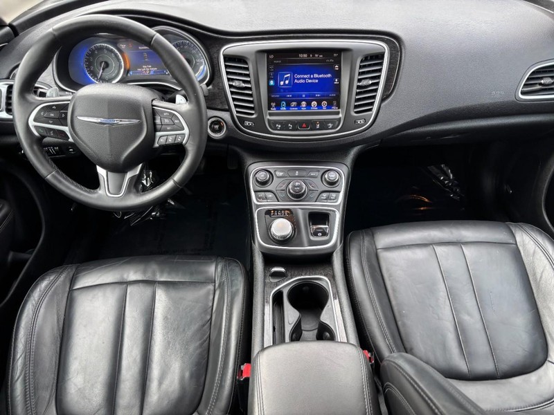 Chrysler 200 Vehicle Full-screen Gallery Image 11