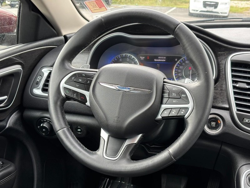 Chrysler 200 Vehicle Full-screen Gallery Image 12