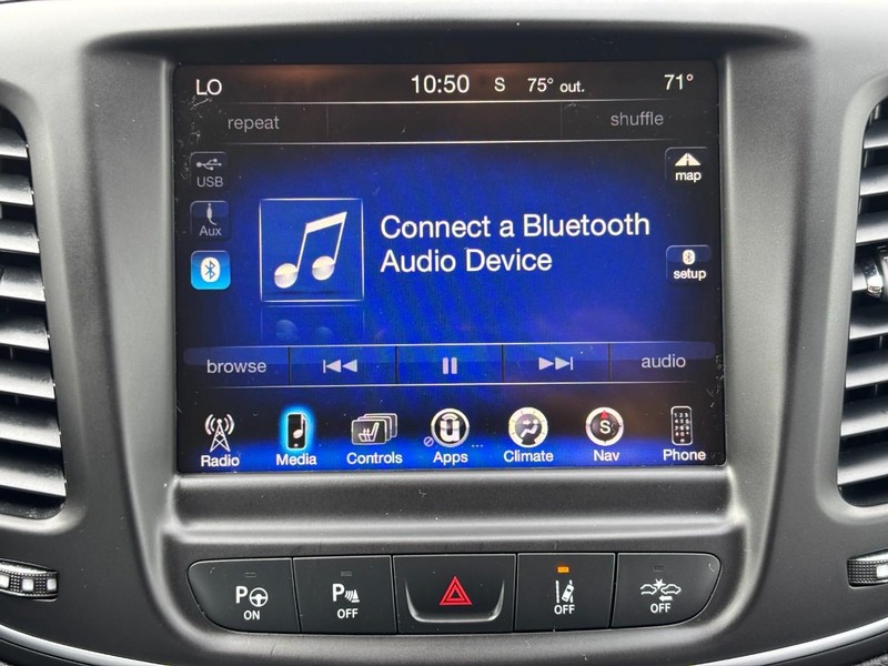 Chrysler 200 Vehicle Full-screen Gallery Image 13