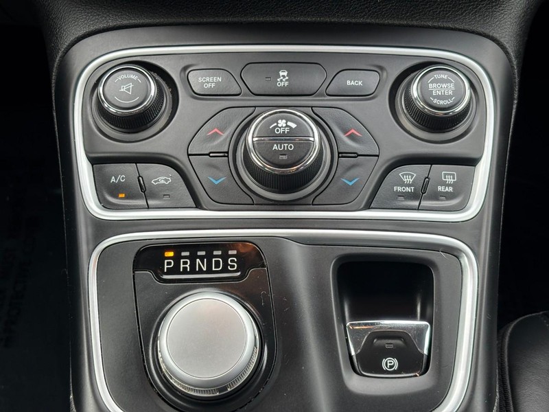 Chrysler 200 Vehicle Full-screen Gallery Image 14