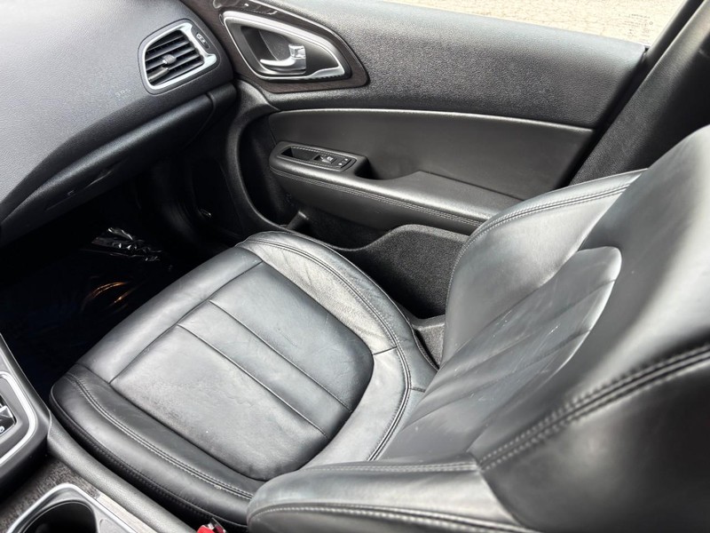 Chrysler 200 Vehicle Full-screen Gallery Image 15