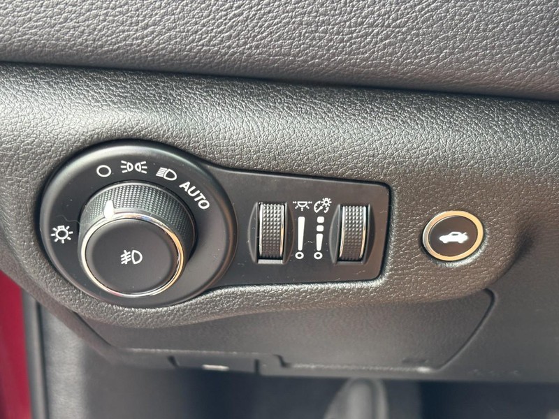 Chrysler 200 Vehicle Full-screen Gallery Image 16