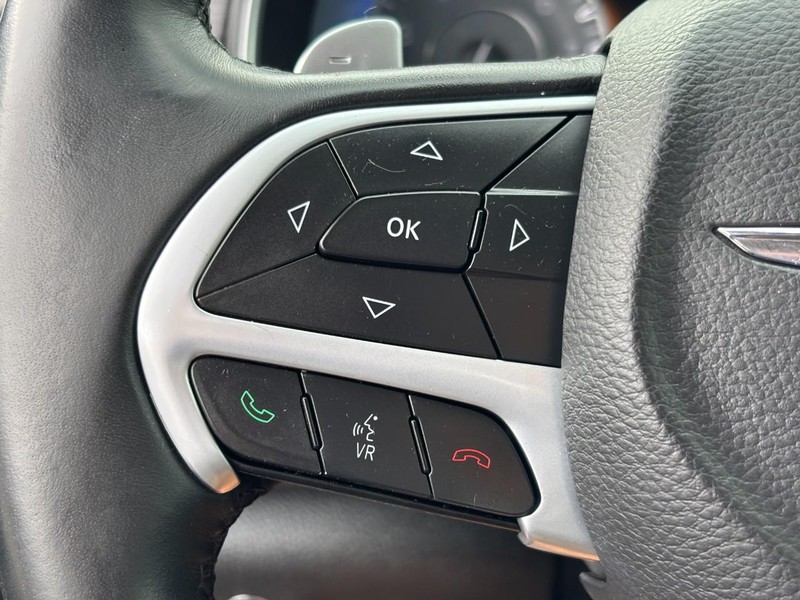 Chrysler 200 Vehicle Full-screen Gallery Image 17