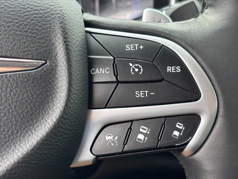 Chrysler 200 Vehicle Full-screen Gallery Image 18