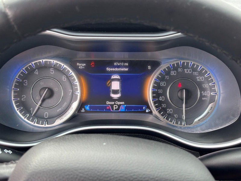 Chrysler 200 Vehicle Full-screen Gallery Image 19