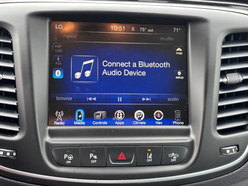 Chrysler 200 Vehicle Full-screen Gallery Image 20