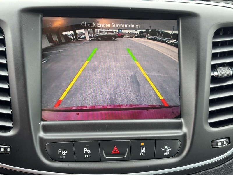 Chrysler 200 Vehicle Full-screen Gallery Image 21