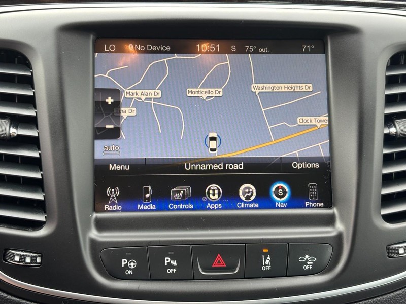 Chrysler 200 Vehicle Full-screen Gallery Image 22
